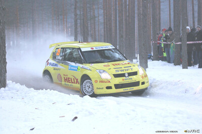 Per-Gunnar Andersson - Jonas Andersson
55º Uddeholm Swedish Rally 2006. Suzuki Swift S1600 (XD-764). Clasificado 19º.

Del 3 al 5 de Febrero, Karlstad, Värmland County.
Superficie: nieve - hielo.

El Rally constaba de 3 etapas con un total de 1441.16 km de los que 349.02 km divididos en 19 tramos eran cronometrados.

Tomaron la salida 63 equipos, finalizaron 51.

© Joachim Hähn
@
Palabras clave: Suzuki;Swift;Suecia;2006;Nieve