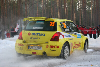 Per-Gunnar Andersson - Jonas Andersson
55º Uddeholm Swedish Rally 2006. Suzuki Swift S1600 (XD-764). Clasificado 19º.

Del 3 al 5 de Febrero, Karlstad, Värmland County.
Superficie: nieve - hielo.

El Rally constaba de 3 etapas con un total de 1441.16 km de los que 349.02 km divididos en 19 tramos eran cronometrados.

Tomaron la salida 63 equipos, finalizaron 51.

© Joachim Hähn
@
Palabras clave: Suzuki;Swift;Suecia;2006;Nieve