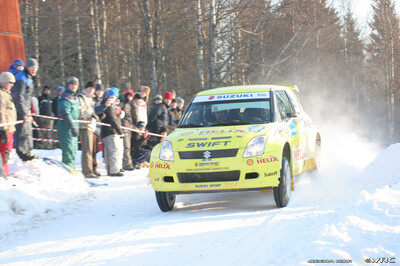 Per-Gunnar Andersson - Jonas Andersson
55º Uddeholm Swedish Rally 2006. Suzuki Swift S1600 (XD-764). Clasificado 19º.

Del 3 al 5 de Febrero, Karlstad, Värmland County.
Superficie: nieve - hielo.

El Rally constaba de 3 etapas con un total de 1441.16 km de los que 349.02 km divididos en 19 tramos eran cronometrados.

Tomaron la salida 63 equipos, finalizaron 51.

© Joachim Hähn
@
Palabras clave: Suzuki;Swift;Suecia;2006;Nieve