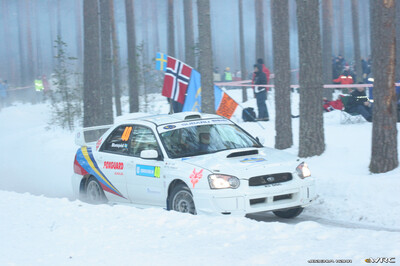 Stig Blomqvist - Ana Goñi
55º Uddeholm Swedish Rally 2006. Subaru Impreza WRX STi (X3 DSC). Clasificado 24º.

Del 3 al 5 de Febrero, Karlstad, Värmland County.
Superficie: nieve - hielo.

El Rally constaba de 3 etapas con un total de 1441.16 km de los que 349.02 km divididos en 19 tramos eran cronometrados.

Tomaron la salida 63 equipos, finalizaron 51.

© Joachim Hähn
@
Palabras clave: Subaru;Impreza;Suecia;2006;Nieve