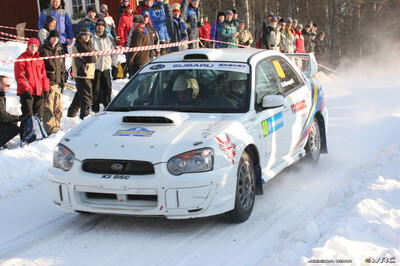 Stig Blomqvist - Ana Goñi
55º Uddeholm Swedish Rally 2006. Subaru Impreza WRX STi (X3 DSC). Clasificado 24º.

Del 3 al 5 de Febrero, Karlstad, Värmland County.
Superficie: nieve - hielo.

El Rally constaba de 3 etapas con un total de 1441.16 km de los que 349.02 km divididos en 19 tramos eran cronometrados.

Tomaron la salida 63 equipos, finalizaron 51.

© Joachim Hähn
@
Palabras clave: Subaru;Impreza;Suecia;2006;Nieve