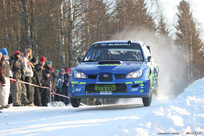 Petter Solberg - Phil Mills
55º Uddeholm Swedish Rally 2006. Subaru Impreza S12 WRC '06 (FT55 SRT). Excluído en SS18 Rämmen 2 de 23.35 km.
Desconocemos el motivo de dicha exclusión.
Subaru World Rally Team

Del 3 al 5 de Febrero, Karlstad, Värmland County.
Superficie: nieve - hielo.

El Rally constaba de 3 etapas con un total de 1441.16 km de los que 349.02 km divididos en 19 tramos eran cronometrados.

Tomaron la salida 63 equipos, finalizaron 51.

© Joachim Hähn
@
Palabras clave: Subaru;Impreza;WRC;Suecia;2006;Nieve