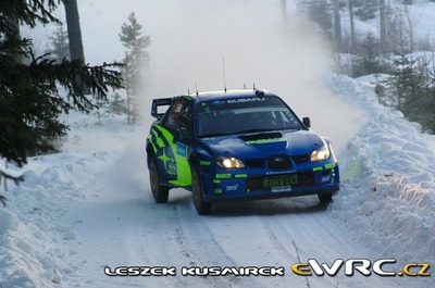 Petter Solberg - Phil Mills
55º Uddeholm Swedish Rally 2006. Subaru Impreza S12 WRC '06 (FT55 SRT). Excluído en SS18 Rämmen 2 de 23.35 km.
Desconocemos el motivo de dicha exclusión.
Subaru World Rally Team

Del 3 al 5 de Febrero, Karlstad, Värmland County.
Superficie: nieve - hielo.

El Rally constaba de 3 etapas con un total de 1441.16 km de los que 349.02 km divididos en 19 tramos eran cronometrados.

Tomaron la salida 63 equipos, finalizaron 51.

© Leszek Kusmirek
@
Palabras clave: Subaru;Impreza;WRC;Suecia;2006;Nieve