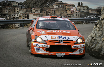 Henning Solberg - Cato Menkerud
74º Rallye Automobile de Monte-Carlo 2006. Peugeot 307 WRC (952 PRV 75). Abandonó por accidente en SS18 La Bollène Vésubie - Sospel 3 - 31.25 km.
Subaru World Rally Team

Del 20 al 22 de Enero, Monaco.
Superficie: asfalto - nieve.

El Rally tenia un total de 1294.89 Km de los que 366.39 km divididos en 18 tramos eran especiales, (2 de ellas fueron canceladas SS3 Pierlas - Ilonse 1 de 23.22 Km y SS11 La Tour sur Tinee - Utelle 2 de 18.73 Km).

Se inscribieron 53 equipos, tomaron la salida 51, finalizaron 43.

© Petr Sagner
@
Palabras clave: Peugeot;WRC;Montecarlo;2006