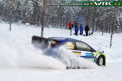 Marcus Grönholm - Timo Rautiainen
56º Uddeholm Swedish Rally 2007. Ford Focus RS WRC '06 (EJ56 FZV). Clasificado 1º.
BP Ford World Rally Team

Del 9 al 11 de Febrero, Karlstad.
Superficie: nieve - hielo.

El Rally constaba de 3 etapas con un total de 1731.25 km de los que 342.09 km divididos en 20 tramos, eran cronometrados.

Tomaron la salida 58 equipos, finalizaron 43.

© Martin Stanislav
@@
Palabras clave: ;Ford;Focus;WRC;Suecia;2007;Nieve