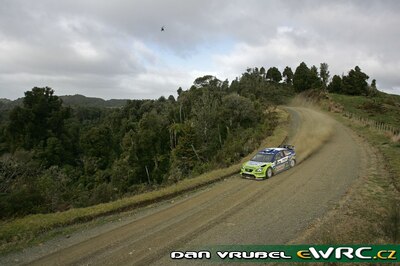 Marcus Grönholm - Timo Rautiainen
37º Rally New Zealand 2007. Ford Focus RS WRC '07 (EU07 STX). Clasificado 1º.
BP Ford World Rally Team

Del 31 de Agosto al 2 de Septiembre, Hamilton, Waikato.
Superficie: tierra.

El Rally constaba de 3 etapas con un total de 1,255.98 Km de los que 353.56 Km divididos en 18 tramos, eran cronometrados.

Se inscribieron 69 equipos, tomaron la salida 68, finalizaron 59.

© Dan Vrubel
@@
Palabras clave: Ford;Focus;WRC;Nueva_Zelanda;2007