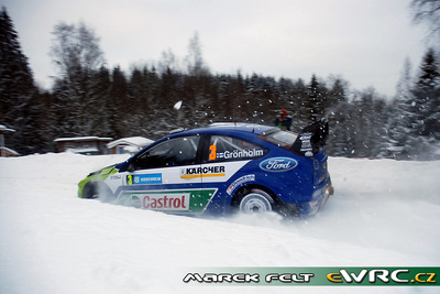 Marcus Grönholm - Timo Rautiainen
56º Uddeholm Swedish Rally 2007. Ford Focus RS WRC '06 (EJ56 FZV). Clasificado 1º.
BP Ford World Rally Team

Del 9 al 11 de Febrero, Karlstad.
Superficie: nieve - hielo.

El Rally constaba de 3 etapas con un total de 1731.25 km de los que 342.09 km divididos en 20 tramos, eran cronometrados.

Tomaron la salida 58 equipos, finalizaron 43.

© Marek Felt
@@
Palabras clave: ;Ford;Focus;WRC;Suecia;2007;Nieve