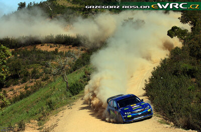 Mads Østberg - Ole Kristian Unnerud
43º Vodafone Rally de Portugal 2009. Subaru Impreza S14 WRC '08 (M700 WRC). Clasificado 6º.
Adapta AS

Del 2 al 5 de Abril, Faro.
Superficie: tierra.

El Rally tenia un total de 1164.99 km de los que 361.36 km divididos en 3 etapas y18 tramos eran cronometrados.

Tomaron la salida 70 equipos, finalizaron 41.

© Greg Roslon
@@
Palabras clave: Subaru;Impreza;WRC;Portugal;2009