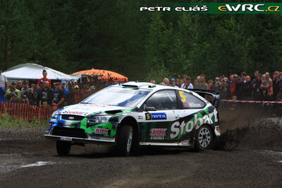 Matthew Wilson - Scott Martin
59º Neste Oil Rally Finland 2009. Ford Focus RS WRC '08 (EJ-1599). Clasificado 8º.

Del 30 de Julio al 2 de Agosto, Jyväskylä, Finlandia.
Superficie: tierra.

El Rally tenía un total de 1449.61 km de los que 345 Km divididos en 23 tramos eran especiales.

Tomaron la salida 90 equipos, finalizaron 60.

© Petr Eliáš
@
Palabras clave: Ford;Focus;WRC;Finlandia;2009