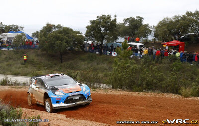 Mads Østberg - Jonas Andersson
46º Vodafone Rally de Portugal 2012. Ford Fiesta RS WRC (PX60 AUV). Clasificado 1º.
Adapta World Rally Team

Hirvonen se llevó inicialmente la victoria, pero posteriormente a la carrera se descalificó al piloto por irregularidades en el Citroën DS3 WRC, por lo que la victoria fue a para al noruego Mads Østberg, la primera de su carrera.

Del 29 de Marzo al 1 de Marzo, Faro.
Superficie: tierra.

El Rally tenia un total de 1497.92 km de los que 434.77 km divididos en 4 etapas y 22 tramos eran cronometrados (3 de ellos fueron cancelados SS8 Tavira 2 de 25.0 km, SS9 Alcarias 2 de 25.2 km, SS10 
São Brás de Alportel 2 de 16.2 km).

Tomaron la salida 51 equipos, finalizaron 30.

© Gonzalo Belay
@
Palabras clave: ;Ford;Fiesta;WRC;Portugal;2012