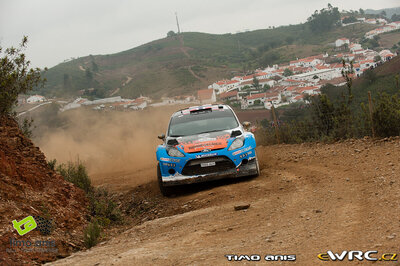 Mads Østberg - Jonas Andersson
46º Vodafone Rally de Portugal 2012. Ford Fiesta RS WRC (PX60 AUV). Clasificado 1º.
Adapta World Rally Team

Hirvonen se llevó inicialmente la victoria, pero posteriormente a la carrera se descalificó al piloto por irregularidades en el Citroën DS3 WRC, por lo que la victoria fue a para al noruego Mads Østberg, la primera de su carrera.

Del 29 de Marzo al 1 de Marzo, Faro.
Superficie: tierra.

El Rally tenia un total de 1497.92 km de los que 434.77 km divididos en 4 etapas y 22 tramos eran cronometrados (3 de ellos fueron cancelados SS8 Tavira 2 de 25.0 km, SS9 Alcarias 2 de 25.2 km, SS10 
São Brás de Alportel 2 de 16.2 km).

Tomaron la salida 51 equipos, finalizaron 30.

© Timo Anis
@
Palabras clave: ;Ford;Fiesta;WRC;Portugal;2012