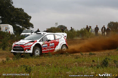 Evgeniy Novikov - Denis Giraudet
46º Vodafone Rally de Portugal 2012. Ford Fiesta RS WRC (RU55 ALM). Clasificado 2º.
M-Sport Ford WRT

Del 29 de Marzo al 1 de Marzo, Faro.
Superficie: tierra.

El Rally tenia un total de 1497.92 km de los que 434.77 km divididos en 4 etapas y 22 tramos eran cronometrados (3 de ellos fueron cancelados SS8 Tavira 2 de 25.0 km, SS9 Alcarias 2 de 25.2 km, SS10
São Brás de Alportel 2 de 16.2 km).

Tomaron la salida 51 equipos, finalizaron 30.

© Gonzalo Belay
@
Palabras clave: Ford;Fiesta;WRC;Portugal;2009