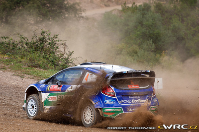 Petter Solberg - Chris Patterson
46º Vodafone Rally de Portugal 2012. Ford Fiesta RS WRC (PX61 AWU). Clasificado 3º.
Ford World Rally Team

Del 29 de Marzo al 1 de Marzo, Faro.
Superficie: tierra.

El Rally tenia un total de 1497.92 km de los que 434.77 km divididos en 4 etapas y 22 tramos eran cronometrados (3 de ellos fueron cancelados SS8 Tavira 2 de 25.0 km, SS9 Alcarias 2 de 25.2 km, SS10
São Brás de Alportel 2 de 16.2 km).

Tomaron la salida 51 equipos, finalizaron 30.

© Robert Tuchowski
@
Palabras clave: Petter_Solberg;Ford;Fiesta;WRC;Portugal;2012