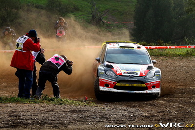 Martin Prokop - Zdenek Hruza
46º Vodafone Rally de Portugal 2012. Ford Fiesta RS WRC (06R 0030). Clasificado 5º.
Czech Ford National Team

Del 29 de Marzo al 1 de Marzo, Faro.
Superficie: tierra.

El Rally tenia un total de 1497.92 km de los que 434.77 km divididos en 4 etapas y 22 tramos eran cronometrados (3 de ellos fueron cancelados SS8 Tavira 2 de 25.0 km, SS9 Alcarias 2 de 25.2 km, SS10
São Brás de Alportel 2 de 16.2 km).

Tomaron la salida 51 equipos, finalizaron 30.

© Roman Tihlarík
@
Palabras clave: ;Ford;Fiesta;WRC;Portugal;2012