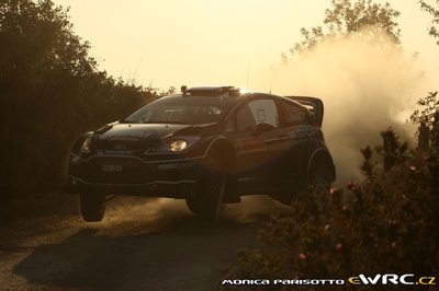 Dennis Kuipers - Robin Buysmans
46º Vodafone Rally de Portugal 2012. Ford Fiesta RS WRC (PX11 AWN). Clasificado 6º.
M-Sport Ford WRT

Del 29 de Marzo al 1 de Marzo, Faro.
Superficie: tierra.

El Rally tenia un total de 1497.92 km de los que 434.77 km divididos en 4 etapas y 22 tramos eran cronometrados (3 de ellos fueron cancelados SS8 Tavira 2 de 25.0 km, SS9 Alcarias 2 de 25.2 km, SS10
São Brás de Alportel 2 de 16.2 km).

Tomaron la salida 51 equipos, finalizaron 30.

© Monica Parisotto
@
Palabras clave: Ford;Fiesta;WRC;Portugal;2012
