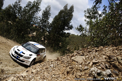 Sébastien Ogier - Julien Ingrassia
46º Vodafone Rally de Portugal 2012. Skoda Fabia S2000 (H VM 135). Clasificado 7º.
Volkswagen Motorsport

Del 29 de Marzo al 1 de Marzo, Faro.
Superficie: tierra.

El Rally tenia un total de 1497.92 km de los que 434.77 km divididos en 4 etapas y 22 tramos eran cronometrados (3 de ellos fueron cancelados SS8 Tavira 2 de 25.0 km, SS9 Alcarias 2 de 25.2 km, SS10
São Brás de Alportel 2 de 16.2 km).

Tomaron la salida 51 equipos, finalizaron 30.

© Romain Thuillier
@
Palabras clave: Sebastien_Ogier;Skoda;Fabia;Portugal;2012