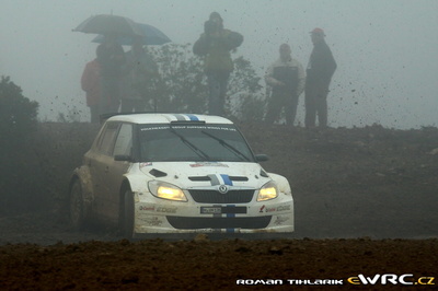 Sébastien Ogier - Julien Ingrassia
46º Vodafone Rally de Portugal 2012. Skoda Fabia S2000 (H VM 135). Clasificado 7º.
Volkswagen Motorsport

Del 29 de Marzo al 1 de Marzo, Faro.
Superficie: tierra.

El Rally tenia un total de 1497.92 km de los que 434.77 km divididos en 4 etapas y 22 tramos eran cronometrados (3 de ellos fueron cancelados SS8 Tavira 2 de 25.0 km, SS9 Alcarias 2 de 25.2 km, SS10
São Brás de Alportel 2 de 16.2 km).

Tomaron la salida 51 equipos, finalizaron 30.

© Roman Tihlarík
@
Palabras clave: Sebastien_Ogier;Skoda;Fabia;Portugal;2012