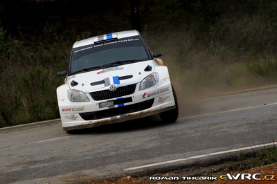 Sébastien Ogier - Julien Ingrassia
46º Vodafone Rally de Portugal 2012. Skoda Fabia S2000 (H VM 135). Clasificado 7º.
Volkswagen Motorsport

Del 29 de Marzo al 1 de Marzo, Faro.
Superficie: tierra.

El Rally tenia un total de 1497.92 km de los que 434.77 km divididos en 4 etapas y 22 tramos eran cronometrados (3 de ellos fueron cancelados SS8 Tavira 2 de 25.0 km, SS9 Alcarias 2 de 25.2 km, SS10
São Brás de Alportel 2 de 16.2 km).

Tomaron la salida 51 equipos, finalizaron 30.

© Roman Tihlarík
@
Palabras clave: Sebastien_Ogier;Skoda;Fabia;Portugal;2012