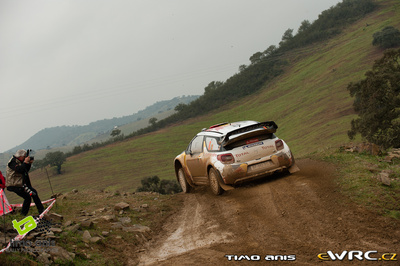 Thierry Neuville - Nicolas Gilsoul
46º Vodafone Rally de Portugal 2012. Citroën DS3 WRC (BF-082-XC). Clasificado 8º.
Citroën Junior WRT

Del 29 de Marzo al 1 de Marzo, Faro.
Superficie: tierra.

El Rally tenia un total de 1497.92 km de los que 434.77 km divididos en 4 etapas y 22 tramos eran cronometrados (3 de ellos fueron cancelados SS8 Tavira 2 de 25.0 km, SS9 Alcarias 2 de 25.2 km, SS10
São Brás de Alportel 2 de 16.2 km).

Tomaron la salida 51 equipos, finalizaron 30.

© Monica Parisotto
@
Palabras clave: Thierry_Neuville;Citroen;DS3;WRC;Portugal;2012