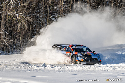 Adrien Fourmaux - Alexandre Coria
73º Rally Sweden 2026. Hyundai i20 N Rally1 (ALZ WR 917). Clasificado 5º.
Hyundai Shell Mobis WRT

Del 12 al 15 de Febrero, Umeå.
Superficie: nieve - hielo.

El Rallye constaba de 3 etapas con un total de 1069.44 km de los que 300.66 km divididos en 18 tramos eran cronometrados.

Tomaron la salida 57 equipos.

© Honza Fronek

Palabras clave: Hyundai;Suecia;2026;Rally1
