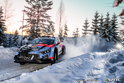 Adrien Fourmaux - Alexandre Coria
73º Rally Sweden 2026. Hyundai i20 N Rally1 (ALZ WR 917). Clasificado 5º.
Hyundai Shell Mobis WRT

Del 12 al 15 de Febrero, Umeå.
Superficie: nieve - hielo.

El Rallye constaba de 3 etapas con un total de 1069.44 km de los que 300.66 km divididos en 18 tramos eran cronometrados.

Tomaron la salida 57 equipos.

© Honza Fronek

Palabras clave: Hyundai;Suecia;2026;Rally1