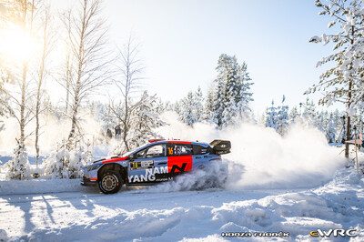 Adrien Fourmaux - Alexandre Coria
73º Rally Sweden 2026. Hyundai i20 N Rally1 (ALZ WR 917). Clasificado 5º.
Hyundai Shell Mobis WRT

Del 12 al 15 de Febrero, Umeå.
Superficie: nieve - hielo.

El Rallye constaba de 3 etapas con un total de 1069.44 km de los que 300.66 km divididos en 18 tramos eran cronometrados.

Tomaron la salida 57 equipos.

© Honza Fronek

Palabras clave: Hyundai;Suecia;2026;Rally1
