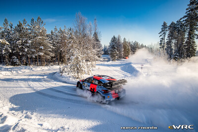 Esapekka Lappi - Enni Mälkönen
73º Rally Sweden 2026. Hyundai i20 N Rally1 (ALZ WR 909). Clasificado 6º.
Hyundai Shell Mobis WRT

Del 12 al 15 de Febrero, Umeå.
Superficie: nieve - hielo.

El Rallye constaba de 3 etapas con un total de 1069.44 km de los que 300.66 km divididos en 18 tramos eran cronometrados.

Tomaron la salida 57 equipos.

© Honza Fronek

Palabras clave: Hyundai;Suecia;2026;Rally1