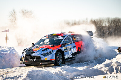 Thierry Neuville - Martijn Wydaeghe
73º Rally Sweden 2026. Hyundai i20 N Rally1 (ALZ WR 919). Clasificado 7º.
Hyundai Shell Mobis WRT

Del 12 al 15 de Febrero, Umeå.
Superficie: nieve - hielo.

El Rallye constaba de 3 etapas con un total de 1069.44 km de los que 300.66 km divididos en 18 tramos eran cronometrados.

Tomaron la salida 57 equipos.

© Honza Fronek

Palabras clave: Hyundai;Suecia;2026;Rally1