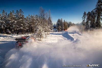 Thierry Neuville - Martijn Wydaeghe
73º Rally Sweden 2026. Hyundai i20 N Rally1 (ALZ WR 919). Clasificado 7º.
Hyundai Shell Mobis WRT

Del 12 al 15 de Febrero, Umeå.
Superficie: nieve - hielo.

El Rallye constaba de 3 etapas con un total de 1069.44 km de los que 300.66 km divididos en 18 tramos eran cronometrados.

Tomaron la salida 57 equipos.

© Honza Fronek

Palabras clave: Hyundai;Suecia;2026;Rally1