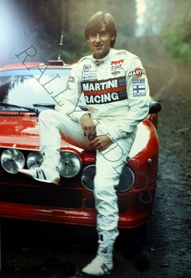 Henkka (1985)
Henri Toivonen

Junto a uno de los pocos Lancia Rally 037 de color rojo que se crearon para competición.
(En esta ocasión como muleto para Henri Toivonen).

Foto durante los reconocimientos del 35º 1000 Lakes Rally 1985.
Palabras clave: Lancia;Rally;Grupo_B;Henri_Toivonen;Personajes;1984
