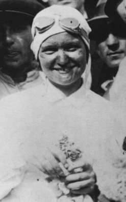 EliÅ¡ka Junková-Khásová (Targa Florio 1928)
Mà¡s conocida como Eliska Junek o Elizabeth Junek (1900-1994).
Era considerada como la mejor piloto de la Historia, al menos hasta la llegada deMichèle Mouton (sin olvidar a Pat Moss, Janet Guthrie, Danica Patrick y algunas otras).
Entre varias hazañas, Elizabeth llegò a marchar en 4º posiciòn en la Targa Florio 1927 (la carrera de 5 vueltas al endiablado circuito Madonie de 108 Km y 250 curvas), y en cabeza de la ediciòn siguiente, manteniendo un intenso duelo con Giuseppe Campari. Problemas mecà¡nicos y, quizà¡, un sabotaje, la harà¡n retroceder hasta el 5º puesto en la clasificaciòn final. Pero Campari, que ha entrado 2º tras Divo, manifestarà¡ que consideraba este duelo con Elizabeth Junek como una de las cumbres de su carrera.@
Palabras clave: mujeres;Personajes;Womens;1928;Elizabeth_Junek