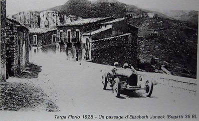 EliÅ¡ka Junková-Khásová
(Elizabeth Junek)
Targa Florio 1928. Bugatti Type 35B. Clasificada 5º.
Llegò a ir en cabeza, manteniendo un intenso duelo con Giuseppe Campari. Problemas mecà¡nicos y, quizà¡, un sabotaje, la harà¡n retroceder hasta el 5º puesto en la clasificaciòn final. Pero Campari, que ha entrado 2º tras Divo, manifestarà¡ que consideraba este duelo con Elizabeth Junek como una de las cumbres de su carrera.@
Palabras clave: mujeres;Womens;Bugatti;Type;1928;Elizabeth_Junek