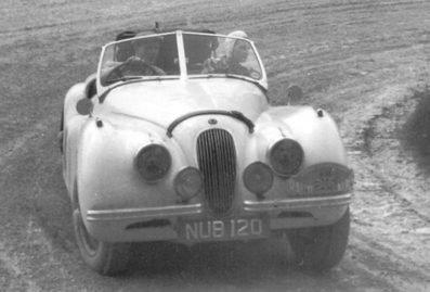 Ian Appleyard - Patricia Appleyard-Lyons
15º Rallye International des Alpes 1952. Jaguar XK 120 (NUB 120). Clasificado 4º.

Del 11 al 17 de Julio, Marseille - Cortina - Cannes.
Superficie: asfalto.

Desconocemos de cuantos kilómetros tanto totales como cronometrados tenia la prueba.

Tomaron la salida 87 equipos, finalizaron 23.@
Palabras clave: Jaguar;Alpes;1952