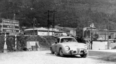 Bernard Consten - Roger de Lageneste
19º Critérium International de la Montagne - Coupe des Alpes 1958. Alfa Romeo Giulietta SZ (643 EN 14). Clasificado 1º.

Del 7 al 12 de Julio, Marseille-Brescia-Les Gets-Marseille.
Superficie: asfalto - tierra.

Tomaton la salida 55 equipos, finalizaron 25.@
Palabras clave: Alfa_Romeo;Alpes;1958