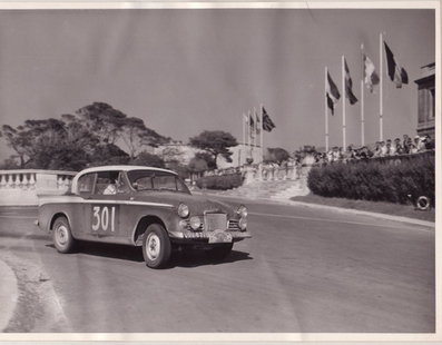 Mary Handley-Page - Lola Grounds
19º Critérium International de la Montagne - Coupe des Alpes 1958. Austin Healey Sprite (VRW 471). Clasificado 16º.

Del 7 al 12 de Julio, Marseille-Brescia-Les Gets-Marseille.
Superficie: asfalto - tierra.

Tomaton la salida 55 equipos, finalizaron 25.@
Palabras clave: Austin;Alpes;1958