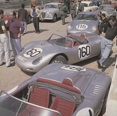 44º Targa Florio 1960
Jo Bonnnier (a la iz.), Olivier Gendebien (a la d.) i varios Porsches
#184, Jo Bonnier & Hans Herrmann, 718 RS 60, clasificado 1º.
#160, Edgar Barth & Graham Hill, 718 RS 60, Clasificado 5º.
#116, Paul E. Strähle, Dieter Lissmann & Herbert Linge, 356B Abarth-Carrera GTL, clasificado 6º.
Palabras clave: Porsche;Targa_Florio;Personajes;Abarth;Carrera;GTL;1960