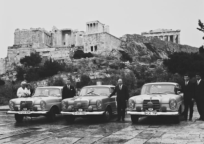 11º Acropolis Rally 1963
Equipo Oficial Mercedes
A la izquierda, el equipo femenino Ewy Rosqvist (vestimenta clara)-àšrsula Wirth (Mercedes 220-SE 2.2, 12º de la General).
En el centro, los ganadores de la prueba, Rolf Knoll (copiloto)-Eugen Böhringer (220-SE 2.2).
A la derecha, un joven Dieter Glemser, acompañado por su copiloto, Klaus Kà¡iser (el nuevo 300-SE 3.0), 5º de la General.
Con un peso de 1.450 kilos, los Mercedes, preparados en Gr. 2, desarrollan potencias entre los 165 CV (220-SE) y 200 CV (300-SE). Durante varios dà­as, Eugen Böhringer estuvo intimidado, a veces acorralado, por los Volvo 122-S 1.8 (120 CV/1.100 kilos) que intentaron desbancarlo sin conseguirlo. Dos de los equipos oficiales, suecos, acabaron por rendirse ante la manifiesta superioridad del Mercedes: Gunnar Andersson-Valter Karlsson (2º) y Carl-Magnus Skogh-Lars Berggren (3º). @
Palabras clave: Acropolis;Mujeres;Womens;Mercedes;1963;Parque_Cerrado