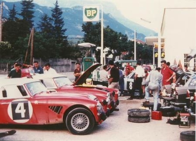 Asistencia en el 24º Coupe des Alpes 1963
En dos de los 4 Austin-Healey 3000 que participaron en la prueba.

En primer plano el 4# Austin Healey 3000 (37 ARX) de Jude Morley Donald - Erle Morley Godfrey, Abandonó por diferencial del coche.

Del 20 al 25 de Junio, Marseille - Chamonix - Milan - Marseille.
Superficie: asfalto.

Tomaron la salida 79 equipos, finalizaron 24.
@
Palabras clave: Austin;Alpes;1963