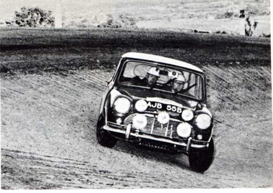 Rauno August Aaltonen - Tony Ambrose
25º Coupe des Alpes 1964. Austin Mini Cooper S 1275 (AJB 55B). Clasificado 4º.

Del 22 al 27 de Junio, Marseille - Grenoble - Monte-Carlo.
Superficie: asfalto.

La prueba constaba 10 tramos cronometrados.
Incluyendo tramos de enlace y cronometrados tenía un total de 3412.00 km.

Tomaron la salida 73 Equipos, finalizaron 25.@
Palabras clave: Mini;Alpes;1964