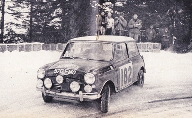 Timo Makinen - Patrick Vanson
33º Rallye Automobile de Monte-Carlo 1964. BMC Mini Cooper S (570 FMO). Clasificado 4º.

Del 18 al 21 de Enero, Monte Carlo.
Superficie: asfalto - nieve.

Se inscribieron 306 equipos, tomaron la salida 299, finalizaron 163.@
Palabras clave: Timo_Makinen;Mini;Cooper;Montecarlo;1964;nieve