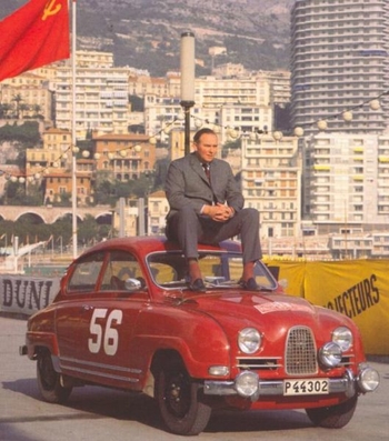 33º Rallye Automobile de Monte-Carlo 1964.
Erik Carlsson sentado en el techo del Saab 96 Sport (P 44302) de su mujer  Pat Moss-Carlsson, clasificada 5ª y 1ª en Copa de Damas.

Erik tambien participó en el Rallye con un Saab 96 Sport (P 44301) quedando 3º.

Copiloto de Erik, Gunnar Palm.
Copiloto de Pat Moss-Carlsson, Ursula Wirth.

Del 18 al 21 de Enero, Monte Carlo.
Superficie: asfalto - nieve.

Se inscribieron 306 equipos, tomaron la salida 299, finalizaron 163.
@
Palabras clave: Pat_Moss-Carlsson;Saab;Montecarlo;1964;Erik_Carlsson;Personajes