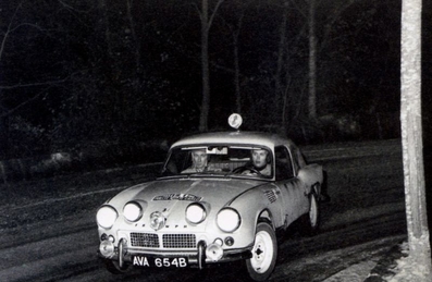 34º Rallye Automobile de Monte-Carlo 1965
Triumph Spitfire
Según que lugares se dice que ésta foto son Simo Lampinen - Jirky Ahava añadiendo que la placa era AVA... NO LO SON.

Lampinen - Ahava llevaban el dorsal 141 y la placa AVC 654B

En nuestro álbum del Rally existe una foto de la parte trasera del coche que en primer plano se puede ver perfectamente la placa del Rallye con el dorsal 141 y en la parte inferior la matrícula del coche, siendo ésta AVC 654B.

Del 16 al 25 de Enero, Monte-Carlo.
Superficie: asfalto - nieve.

Se inscribieron 275 equipos, tomaron la salida 237, finalizaron 35.@
Palabras clave: Triumph;Montecarlo;1965