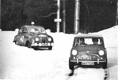 Picko Troberg - Bjorn Attelberg
34º Rallye Automobile de Monte-Carlo 1965. Mini Cooper (BA 57729). Abandonó, desconocemos el motivo.

Detrás podemos ver el Saab 96 Sport de Erik Carlsson - Gunnar Palm, clasificado 20º.

Del 16 al 25 de Enero, Monte-Carlo.
Superficie: asfalto - nieve.

Se inscribieron 275 equipos, tomaron la salida 237, finalizaron 35.@
Palabras clave: Erik_Carlsson;Mini;Cooper;Saab;Montecarlo;1965;Nieve