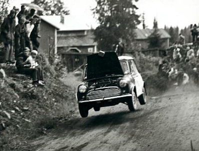 Timo Mäkinen - Pekka Keskitalo
17º Jyväskylän Suurajot - Rally of the 1000 Lakes 1967. Mini Cooper S 1275. Clasificado 1º.

Después de abrirsele el capó, no podí­a sacar la cabeza por la ventanilla ya que con el casco no le pasaba.
Terminó el tramo llevando el coche siempre cruzado para ver el trazado, consiguiendo a pesar de todo un buen tiempo final.

Del 18 al 20 de Agosto, Jyväskylä, Finlandia
Superficie: tierra

El Rally tenia un total de 1837.00 km de los que 180.60 km divididos en 24 tramos eran especiales (3 de ellos fueron cancelados SS11 Unknown, SS12 Unknown y SS14 Ahvenisto).

Tomaron la salida 121 equipos, finalizaron 70.
@
Palabras clave: Timo_Makinen;Paul Easter;Finlandia;Mini;Cooper;1967;detalles
