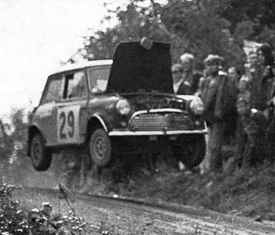 Timo Mäkinen - Pekka Keskitalo
17º Jyväskylän Suurajot - Rally of the 1000 Lakes 1967. Mini Cooper S 1275. Clasificado 1º.

Después de abrirsele el capó, no podí­a sacar la cabeza por la ventanilla ya que con el casco no le pasaba.
Terminó el tramo llevando el coche siempre cruzado para ver el trazado, consiguiendo a pesar de todo un buen tiempo final.

Del 18 al 20 de Agosto, Jyväskylä, Finlandia
Superficie: tierra

El Rally tenia un total de 1837.00 km de los que 180.60 km divididos en 24 tramos eran especiales (3 de ellos fueron cancelados SS11 Unknown, SS12 Unknown y SS14 Ahvenisto).

Tomaron la salida 121 equipos, finalizaron 70.
@
Palabras clave: Timo_Makinen;Paul Easter;Finlandia;Mini;1967;