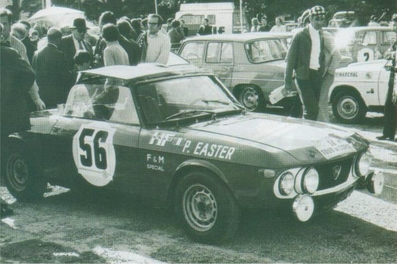 Timo Mäkinen - Paul Easter
14º Tour de Corse 1969. Lancia Fulvia HF F&M Special - Prototipo (TO A3484). Clasificado 11º.

Del 8 al 9 de Noviembre, Ajaccio, Córcega, Francia.
Superficie: asfalto.

El Rallye constaba de 220.40 Km cronometrados divididos en 10 tramos.
Tomaron la salida 71 equipos, finalizaron 22.

El Lancia Fulvia HF Barchetta es esencialmente un Fulvia HF con la parte superior aserrada. Esto probablemente no afectó mucho la rigidez del chasis y probablemente mejoró enormemente la aerodinámica. Supuestamente, se fabricaron 3 de estos modelos, y 2 mas para compradores privados, haciendo campañas en Italia, sobre todo en el Targa Florio.

Quizás los Fulvias más desarrollados fueron por Cesare Fiorio y Claudio Maglioli, cuyo trío de F&M Specials se produjeron para competir en la categoría Sport. Hasta ese momento, la clase Sport era la plataforma para los Fulvias con cuerpo de Zagato, pero si bien estos habían demostrado ser rápidos, también eran frágiles e insoportablemente calientes con poca ventilación en la cabina.
Gracias a los fondos proporcionados por Lancia, Fiorio y Maglioli desarrollaron tres Fulvia F&M Barchetta que estaban repletos de funciones avanzadas. Cada F&M Barchetta fue muy diferente y, lo más notable, estos prototipos de hot rod obtuvieron victorias de clase en los 1000 km de Targa Florio y Nurburgring. El legendario Sandro Munari los condujo...

Sin duda, inspirados por el nivel de rendimiento que había mostrado este trío de prototipos Lancia, dos sicilianos también fabricaron su propio Fulvia Barchetta para uso en competición.
@
Palabras clave: Timo_Makinen;Paul_Easter;Corcega;Lancia;Fulvia;1969;Corse