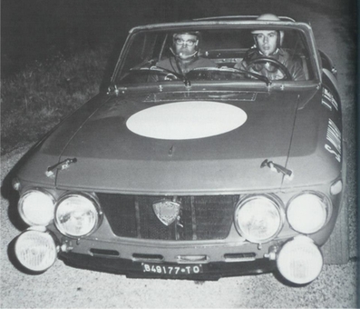 Sandro Munari - John Davenport
14º Tour de Corse 1969. Lancia Fulvia F&M (TO B49177). Clasificado 13º.

Del 8 al 9 de Noviembre, Ajaccio, Córcega, Francia.
Superficie: asfalto.

El Rallye constaba de 220.40 Km cronometrados divididos en 10 tramos.
Tomaron la salida 71 equipos, finalizaron 22.

El Lancia Fulvia HF Barchetta es esencialmente un Fulvia HF con la parte superior aserrada. Esto probablemente no afectó mucho la rigidez del chasis y probablemente mejoró enormemente la aerodinámica. Supuestamente, se fabricaron 3 de estos modelos, y 2 mas para compradores privados, haciendo campañas en Italia, sobre todo en el Targa Florio.

Quizás los Fulvias más desarrollados fueron por Cesare Fiorio y Claudio Maglioli, cuyo trío de F&M Specials se produjeron para competir en la categoría Sport. Hasta ese momento, la clase Sport era la plataforma para los Fulvias con cuerpo de Zagato, pero si bien estos habían demostrado ser rápidos, también eran frágiles e insoportablemente calientes con poca ventilación en la cabina.
Gracias a los fondos proporcionados por Lancia, Fiorio y Maglioli desarrollaron tres Fulvia F&M Barchetta que estaban repletos de funciones avanzadas. Cada F&M Barchetta fue muy diferente y, lo más notable, estos prototipos de hot rod obtuvieron victorias de clase en los 1000 km de Targa Florio y Nurburgring. El legendario Sandro Munari los condujo...

Sin duda, inspirados por el nivel de rendimiento que había mostrado este trío de prototipos Lancia, dos sicilianos también fabricaron su propio Fulvia Barchetta para uso en competición.
@
Palabras clave: Sandro_Munari;John_Davenport;Corcega;Corse;Lancia;Fulvia;1969;Personajes;Prototipo
