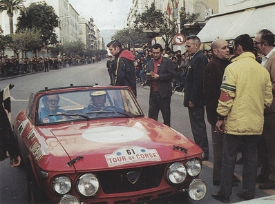 Sandro Munari - John Davenport
14º Tour de Corse 1969. Lancia Fulvia F&M (TO B49177). Clasificado 13º.

Del 8 al 9 de Noviembre, Ajaccio, Córcega, Francia.
Superficie: asfalto.

El Rallye constaba de 220.40 Km cronometrados divididos en 10 tramos.
Tomaron la salida 71 equipos, finalizaron 22.

El Lancia Fulvia HF Barchetta es esencialmente un Fulvia HF con la parte superior aserrada. Esto probablemente no afectó mucho la rigidez del chasis y probablemente mejoró enormemente la aerodinámica. Supuestamente, se fabricaron 3 de estos modelos, y 2 mas para compradores privados, haciendo campañas en Italia, sobre todo en el Targa Florio.

Quizás los Fulvias más desarrollados fueron por Cesare Fiorio y Claudio Maglioli, cuyo trío de F&M Specials se produjeron para competir en la categoría Sport. Hasta ese momento, la clase Sport era la plataforma para los Fulvias con cuerpo de Zagato, pero si bien estos habían demostrado ser rápidos, también eran frágiles e insoportablemente calientes con poca ventilación en la cabina.
Gracias a los fondos proporcionados por Lancia, Fiorio y Maglioli desarrollaron tres Fulvia F&M Barchetta que estaban repletos de funciones avanzadas. Cada F&M Barchetta fue muy diferente y, lo más notable, estos prototipos de hot rod obtuvieron victorias de clase en los 1000 km de Targa Florio y Nurburgring. El legendario Sandro Munari los condujo...

Sin duda, inspirados por el nivel de rendimiento que había mostrado este trío de prototipos Lancia, dos sicilianos también fabricaron su propio Fulvia Barchetta para uso en competición.
@
Palabras clave: Sandro_Munari;John_Davenport;Còrcega;Lancia;Fulvia;1969;Prototipo