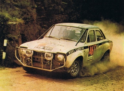 Rauno August Aaltonen - Henry Liddon
Daily Mirror London-Mexico World Cup Rally 1970. Ford Escort 1850 GT MKI (FTW 46H). Clasificado 3º.

Anécdota:
Llegando a Montevideo fue requerido por un policia a perseguir un coche que habia atropellado a un ciclista. El policia disparaba por la ventanilla hasta que una bala revento la rueda del coche perseguido.

Del 19 de Abril al 27 de Mayo, Londres - Mexico.
Superficie: tierra - asfalto.

ITINERARIO:
Reino Unido, Francia, Alemania Occidental, Austria, Hungría, Yugoslavia, Bulgaria, regreso a Yugoslavia, Italia, Sur de Francia, España, Portugal.
REINICIO:
Brasil, Uruguay, Argentina, Chile, regreso a Argentina, Bolivia, Perú, Ecuador, Colombia, Panamá, Costa Rica, Nicaragua, Honduras, El Salvador, Guatemala y México.

La prueba constaba de 29 tramos especiales con un total de 25.750.00 km incluyendo los tramos de enlace.

Tomaron la salida 96 equipos, finalizaron 26.

Foto 1 de 2
@
Palabras clave: ;Londres-Mexico;Ford;Escort;1970