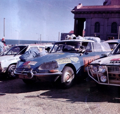 Patrick Vanson - Olivier Turcat - Alain Leprince
Daily Mirror London-Mexico World Cup Rally 1970. Citröen DS21. Clasificado 7º.

Del 19 de Abril al 27 de Mayo, Londres - Mexico.
Superficie: tierra - asfalto.

ITINERARIO:
Reino Unido, Francia, Alemania Occidental, Austria, Hungría, Yugoslavia, Bulgaria, regreso a Yugoslavia, Italia, Sur de Francia, España, Portugal.
REINICIO:
Brasil, Uruguay, Argentina, Chile, regreso a Argentina, Bolivia, Perú, Ecuador, Colombia, Panamá, Costa Rica, Nicaragua, Honduras, El Salvador, Guatemala y México.

La prueba constaba de 29 tramos especiales con un total de 25.750.00 km incluyendo los tramos de enlace.

Tomaron la salida 96 equipos, finalizaron 26.
@
Palabras clave: Patrick_Vanson;Olivier_Turcat;Londres-Mexico;Citroen;DS21;1970
